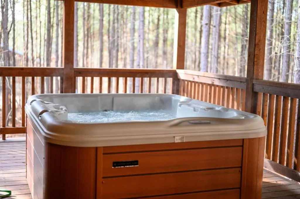 Large Luxury 2BR Cabin w Hot Tub Double Trouble was designed for fun comfort and memories minutes from buzzling Hochatown and beautiful Beaver Bend State Park