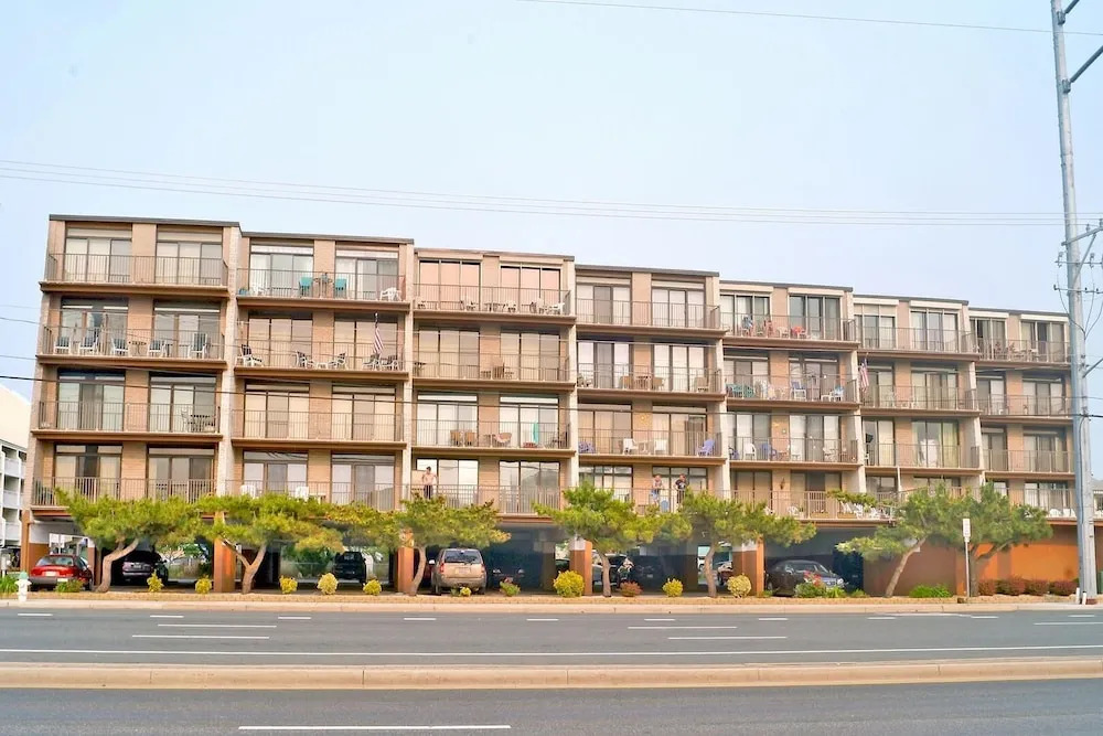 Jada 2b 1 Bedroom Condo by RedAwning