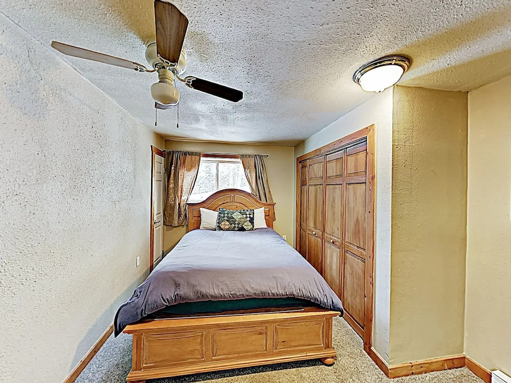 New Listing! Lovely Log Mountain W/ Fireplace 5 Bedroom Home