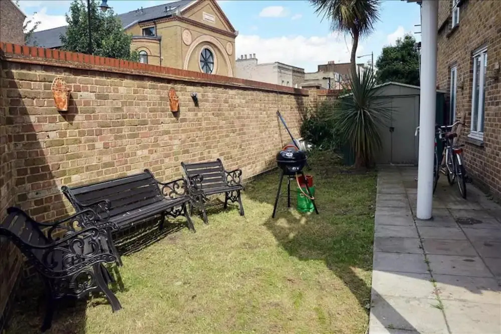 2 Bedroom East London Flat With Garden