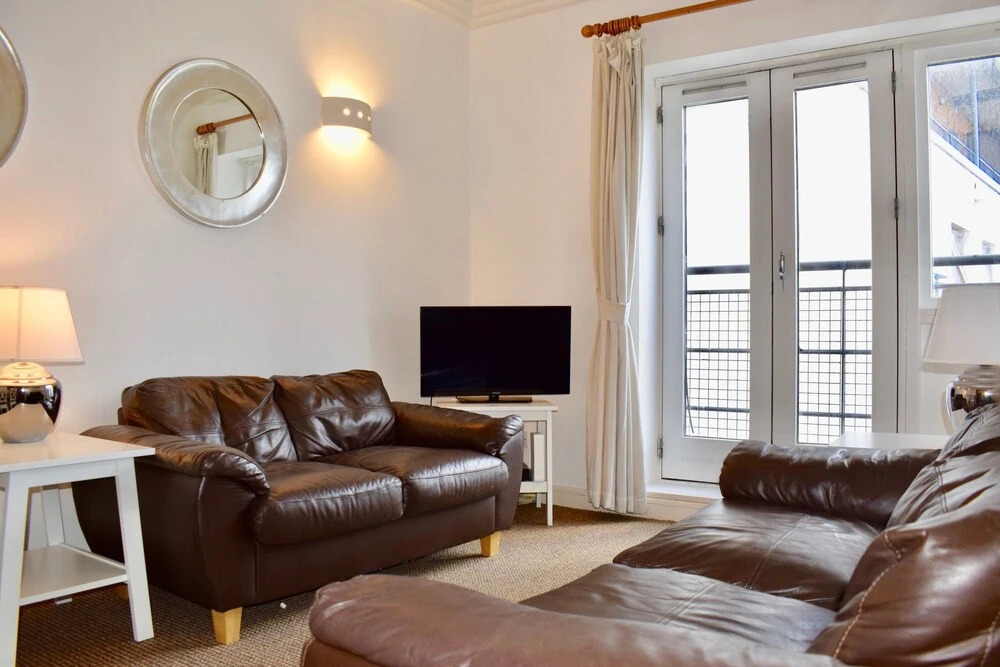 Modern 1 Bedroom Apartment Near the River