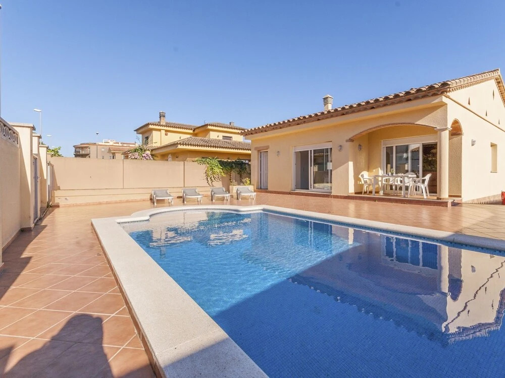 Luxurious Holiday Home in L'escala With Swimming Pool