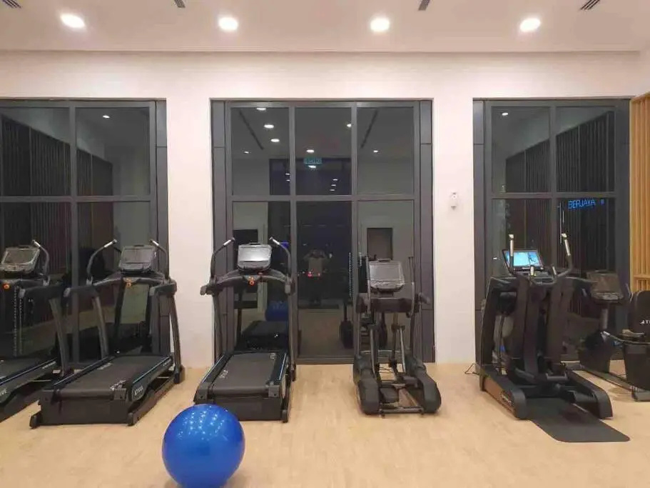 Infinity pool, NEW 2 bedroom, near BBCC LALAPORT, PNB 118, KLCC with high speed wifi