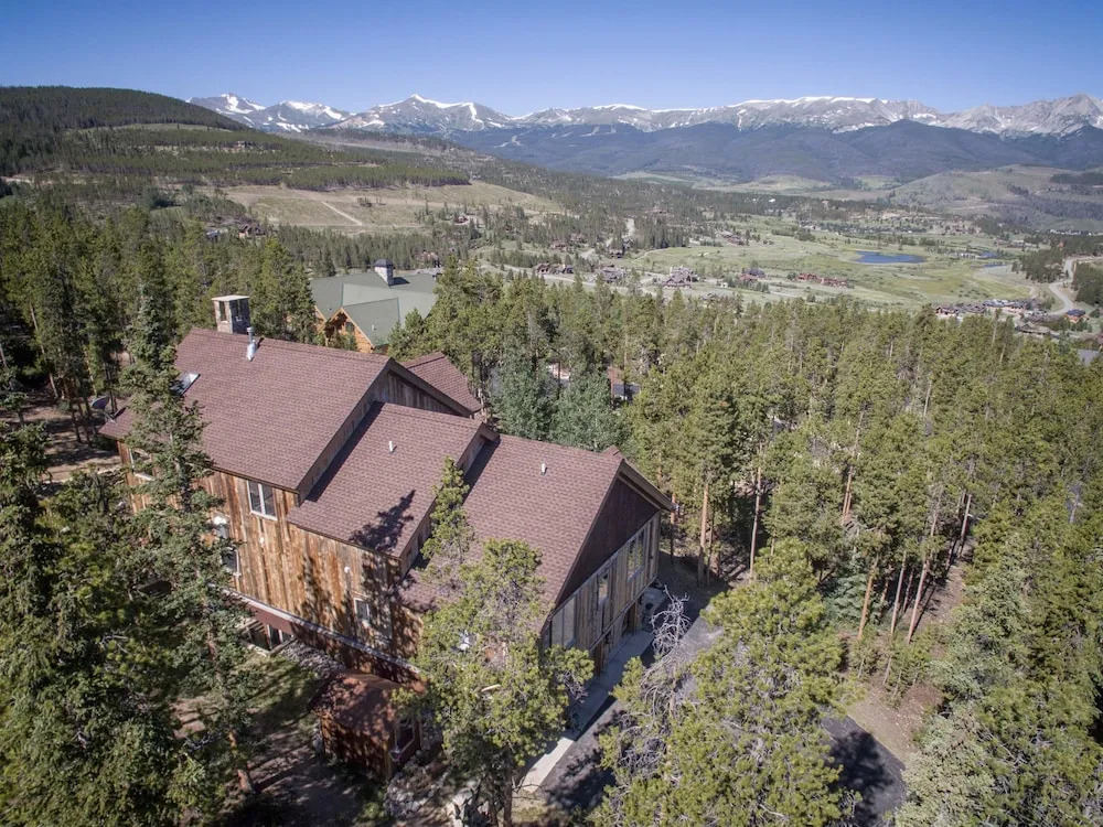 Alpenglow Peaks Lodge
