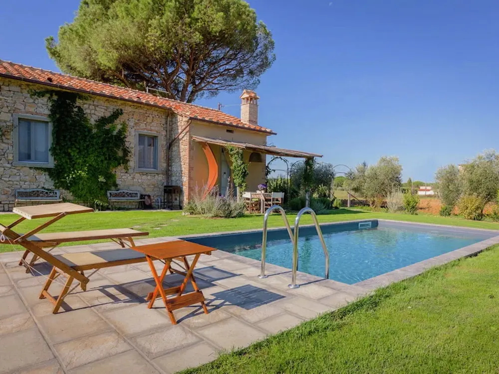4 Person Villa with Private Swimming Pool & Garden in Lovely Surroundings near Cortona