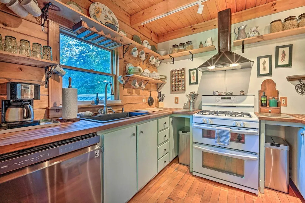 Game Room & Hot Tub: Pet-friendly Mount Snow Gem