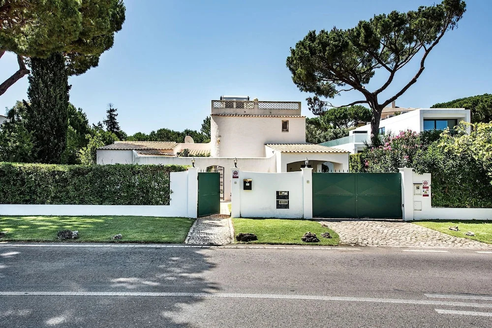 Villa Joya in Loule With 4 Bedrooms and 4 Bathrooms
