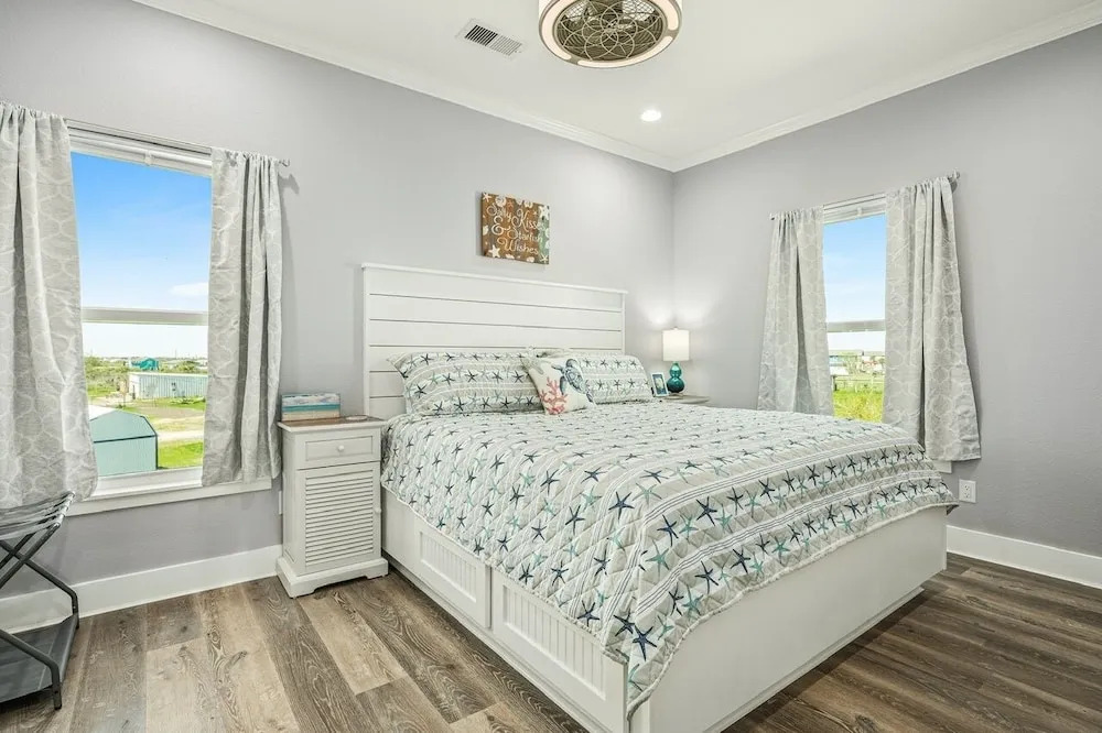 Sea Glass Cottage 2 Bedroom Home by RedAwning