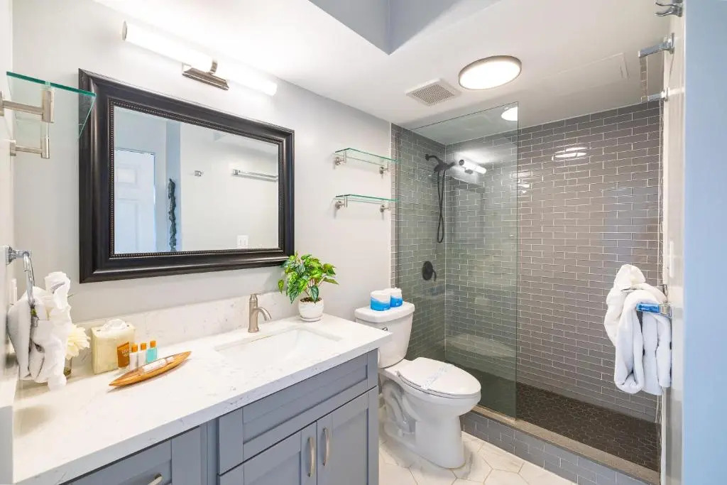 Beautiful 34th Floor with Mountain Views - 1 Block from Beach - Parking incl