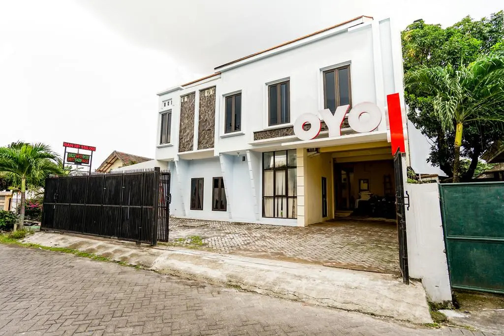 OYO 494 Nadia Homestay Syariah Near RSU Premier Surabaya Kota Surabaya