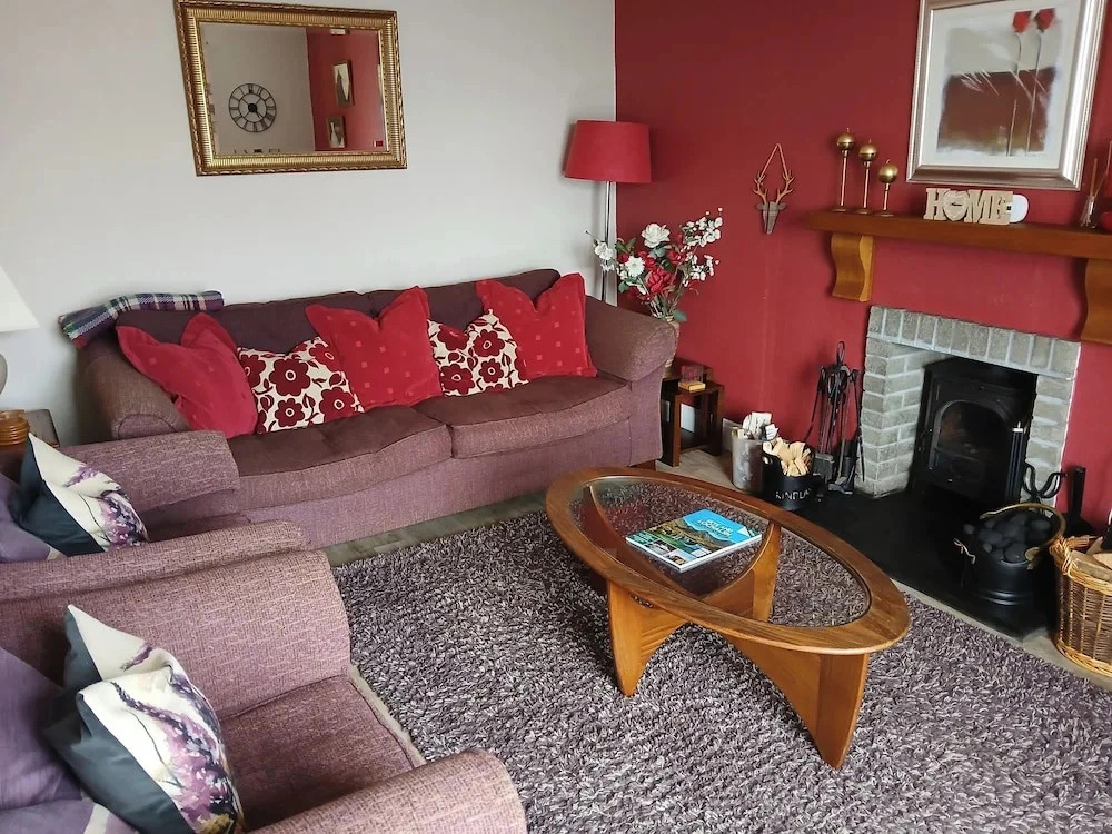 2 Bed House - Sleeps 6 - Pets - Parking - Wifi