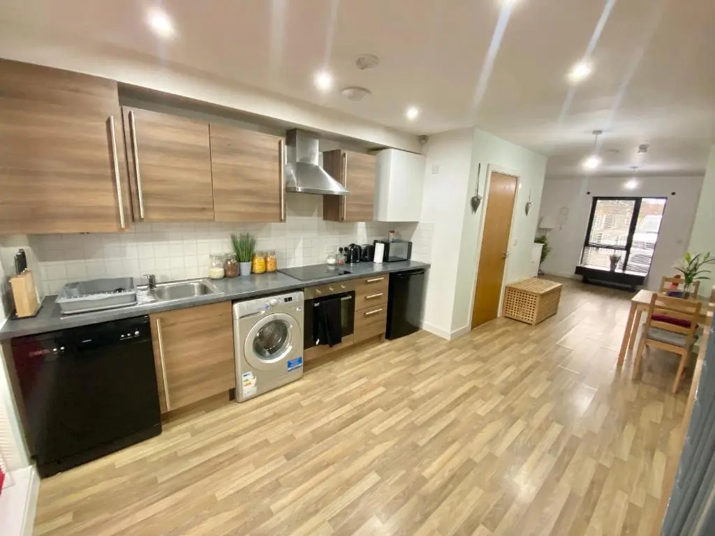 Spacious 5 bed townhouse Manchester, Salford Qauys - Two Bedroom with Parking
