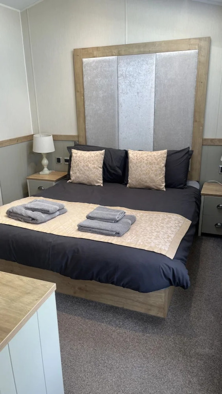 Dog Friendly Lodge With hot Tub, Quiet Location