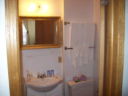 Loyalist Inn & Suites