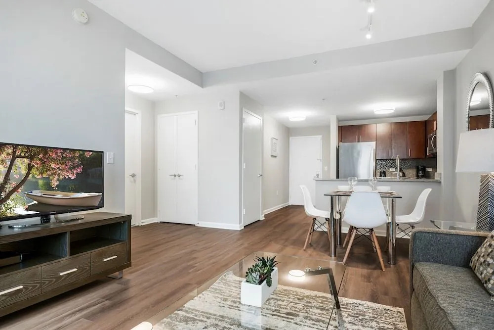 Bluebird Suites near PATH