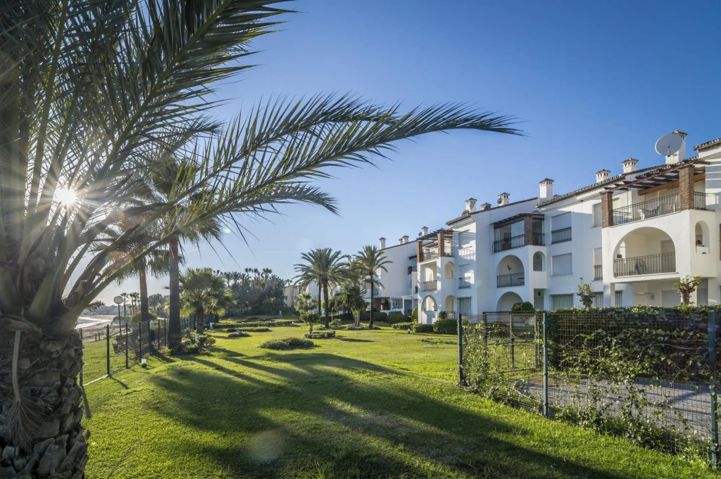HB - Comfortable Beachfront Holiday Apartment