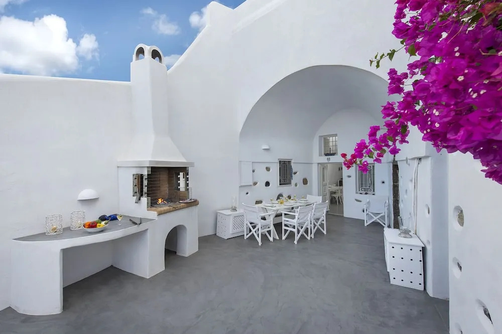 Pyrgos 3-Bed Villa Sleeps 8 with Pool and AirCon