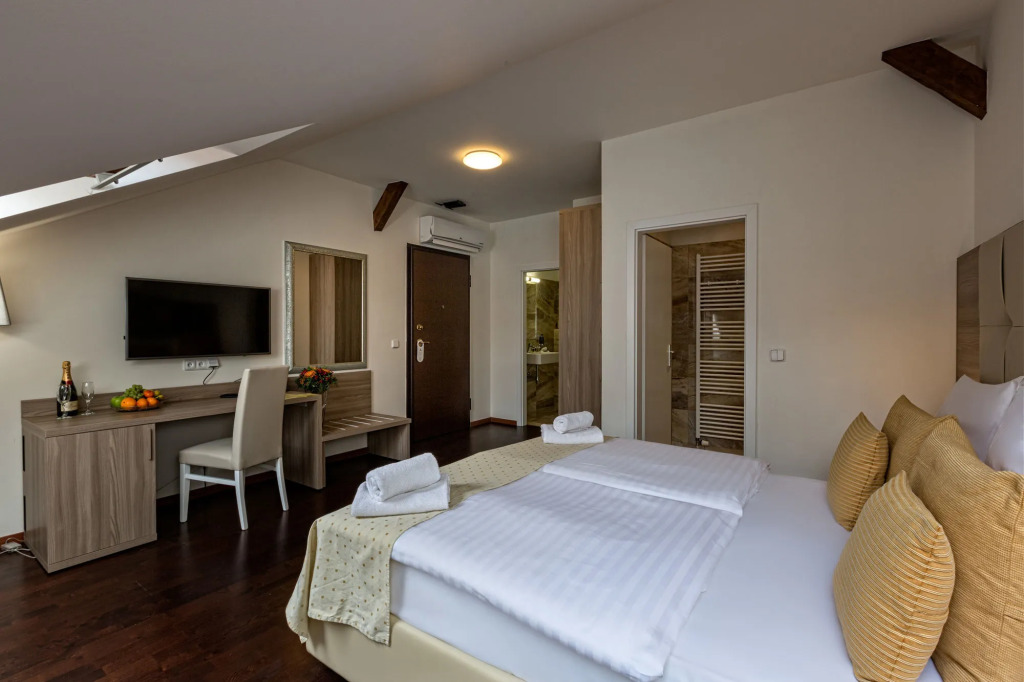 Triplex Kings Apartment in Old Town
