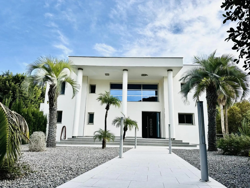 A001 - Villa de lujo en primera línea de mar