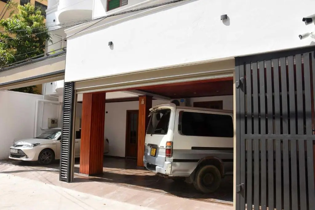J Guest Colombo