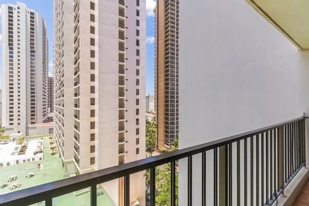Renovated Waikiki Banyan Condo w/ Pool View, Free parking