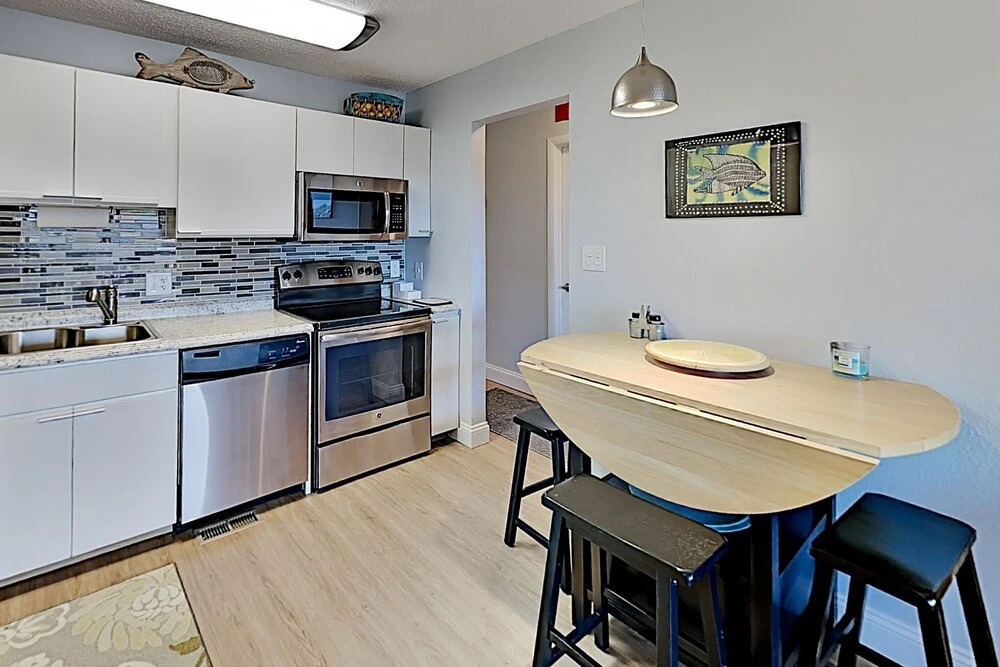 Bay-view Beach W/ Pool, Deck & Balcony 2 Bedroom Condo