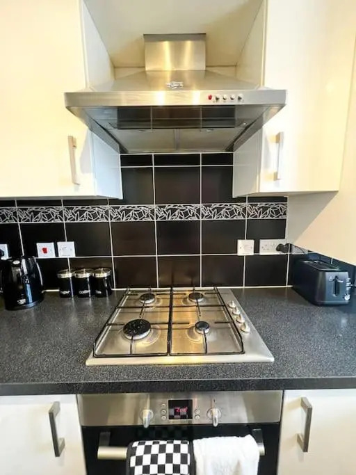 Lovely 4 Bedroom Apartment With Free Internet, study and Parking
