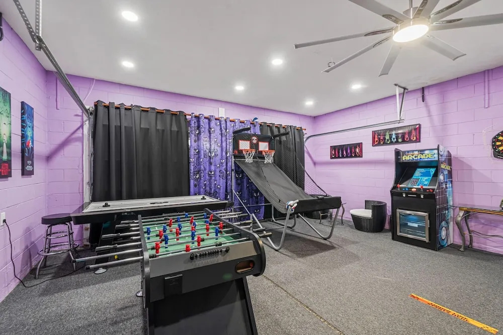 8213 Fan Palm Way
