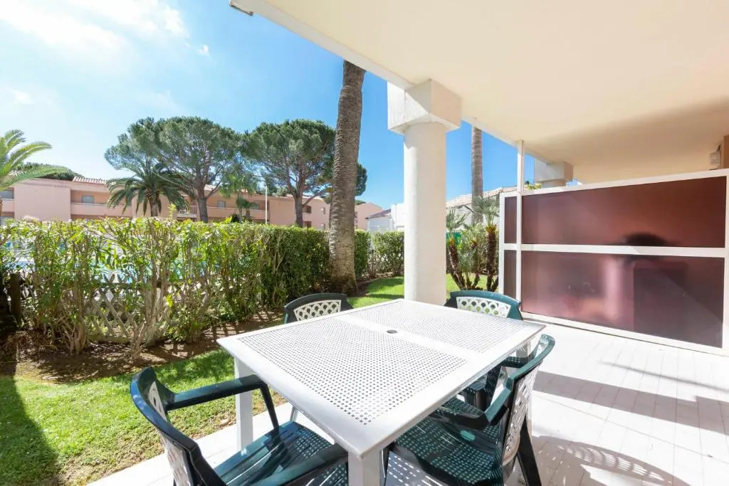 1 bedroom apartment in a residence with a swimming pool and a parking spot