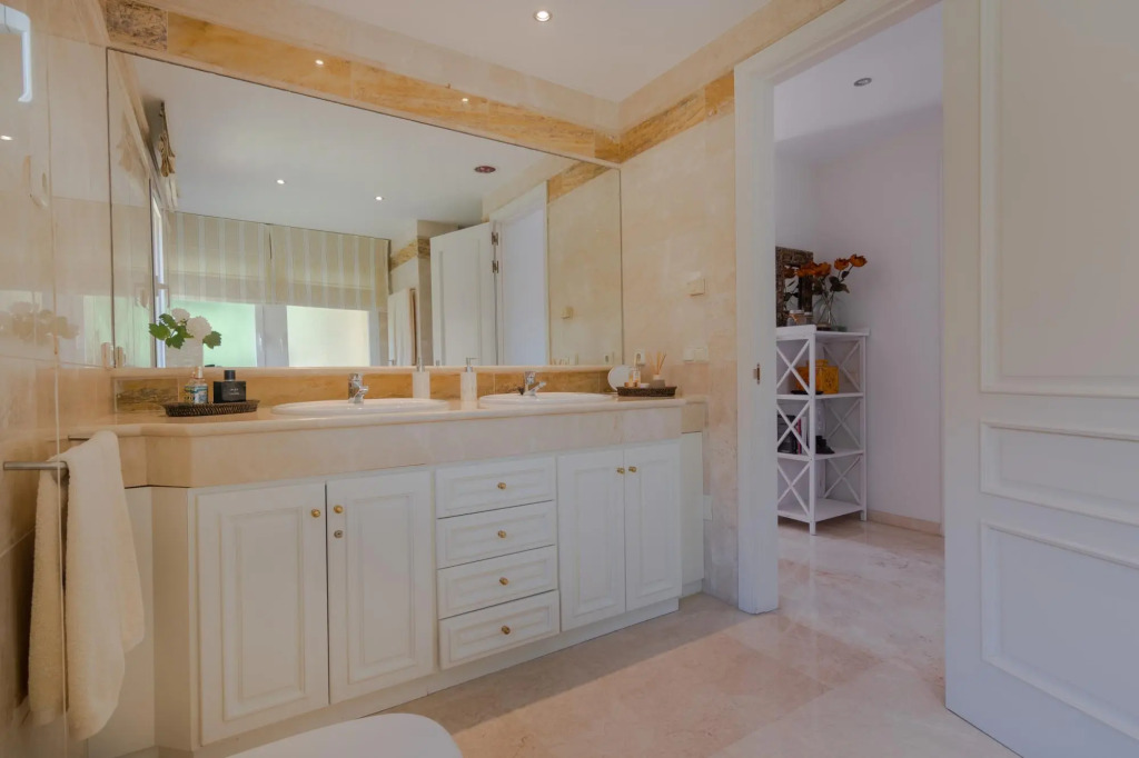 18166 - Superb Front Line Location - Heated Pool