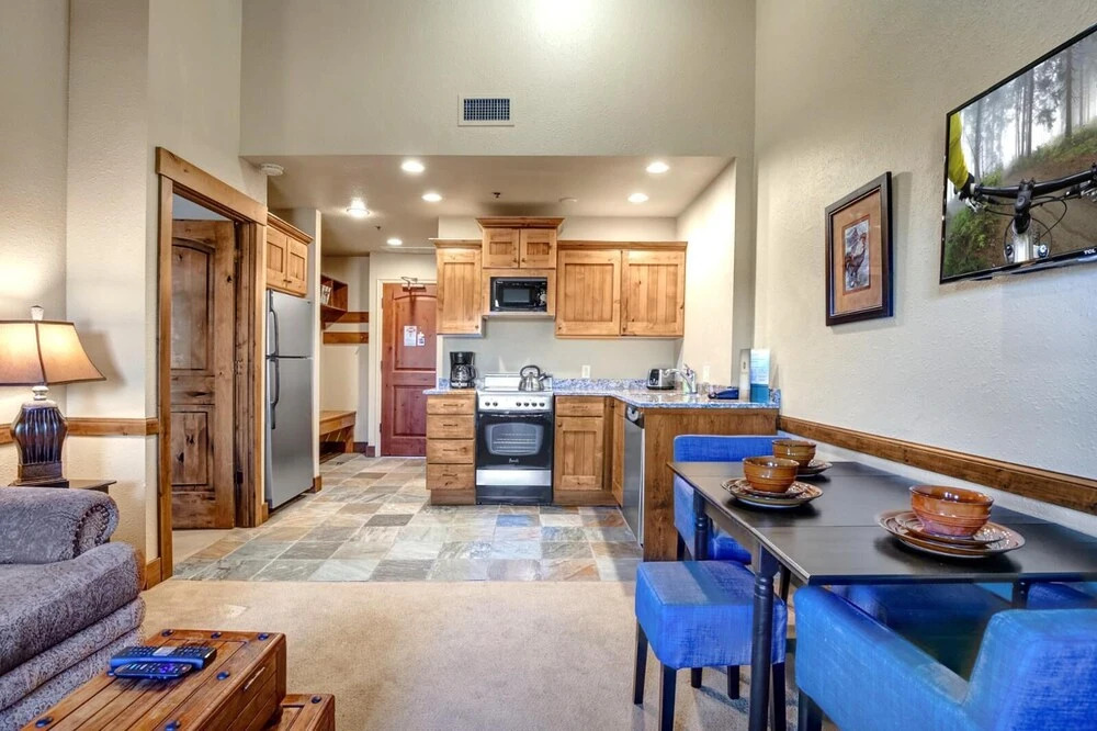 K B M Resorts- Cbi-311 Upgraded 1bd, Wood Fireplace, Full Kitchen, Wifi, Walk to Slopes!