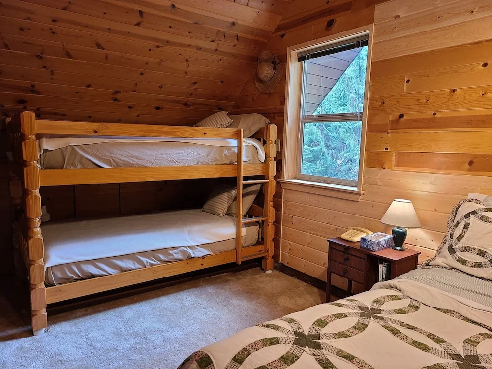 Two Bedroom Real Log Cabin With Wifi and EV Char ger