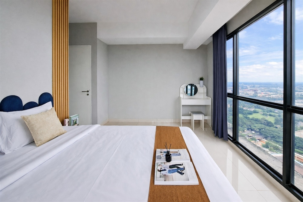 Homey And Spacious 3Br With City View At Apartment The Ayoma