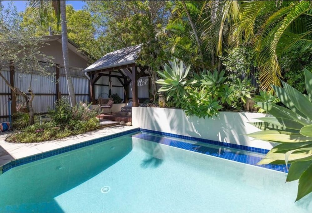 Burleigh Coastal Escape 4BR Home