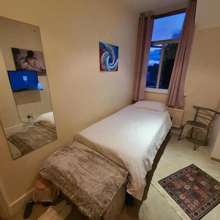 Monalisa single room near Edgware station