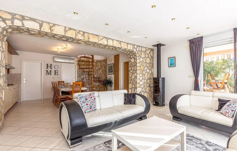 Stunning Home in Jadranovo With 5 Bedrooms, Jacuzzi and Wifi