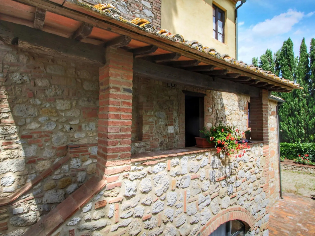 Apartment in a farmhouse with swimming pool