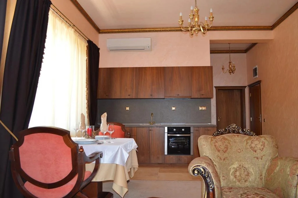 Goldenburg Residence