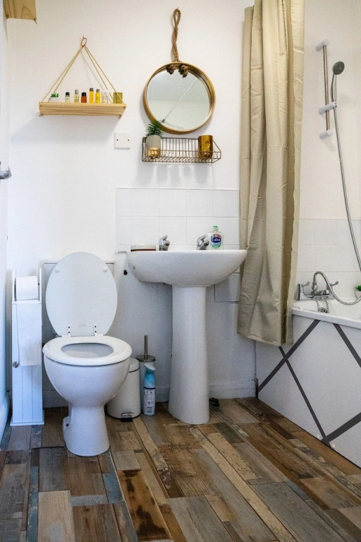 Park up and Relax in Designer 2bd apt - Sea Views