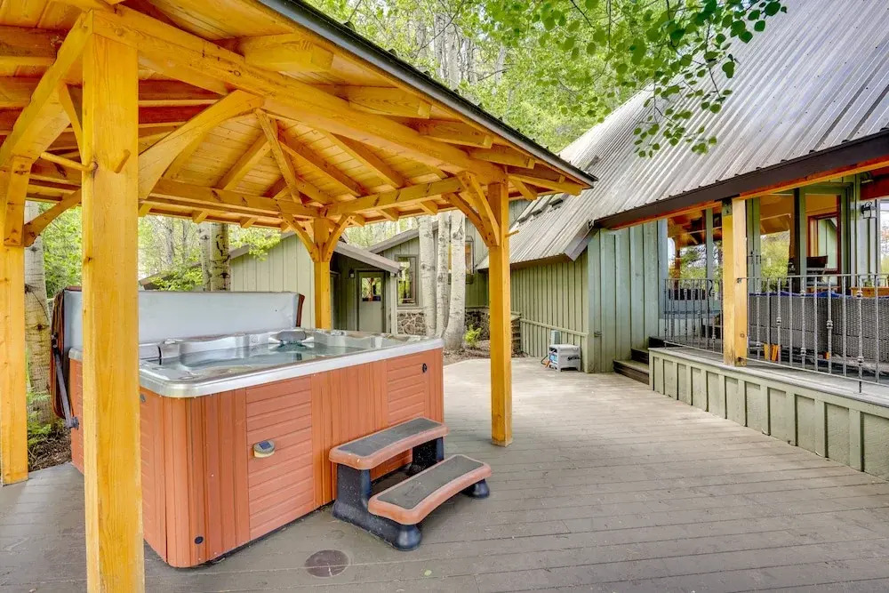 Waterfront Home w/ Hot Tub & Fire Pit in Sunriver!