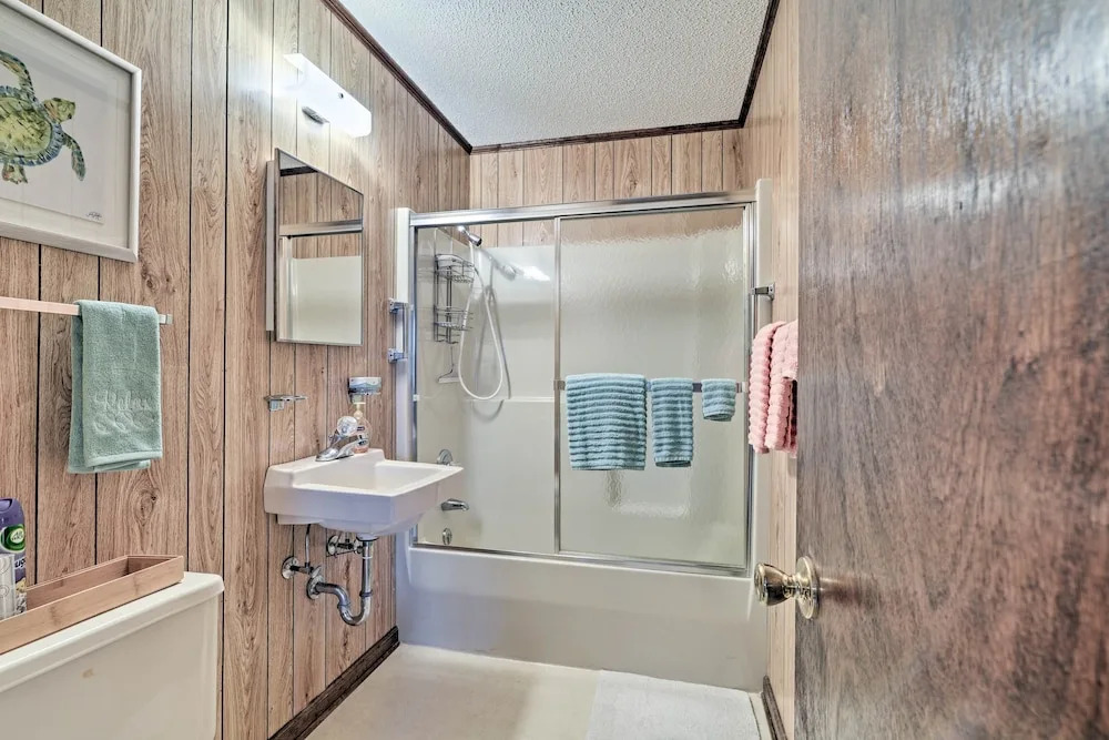 Pet-friendly Second Row House Steps to Beach!