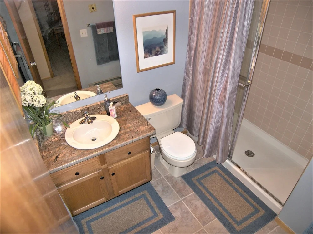Saltlick 2 bed 2 bath 2 Br condo by RedAwning