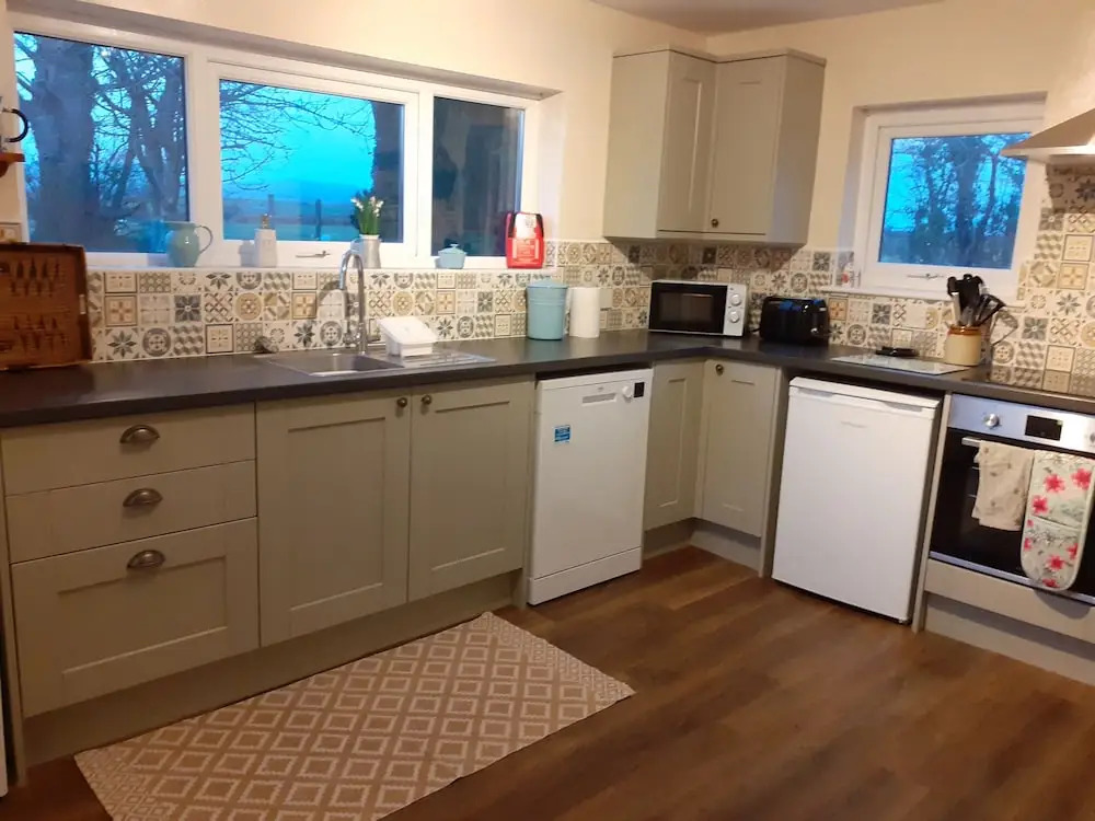Inviting 3-bed Cottage Close to Pwllheli