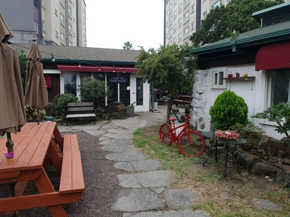 Guesthouse Party-Free Pub - Hostel