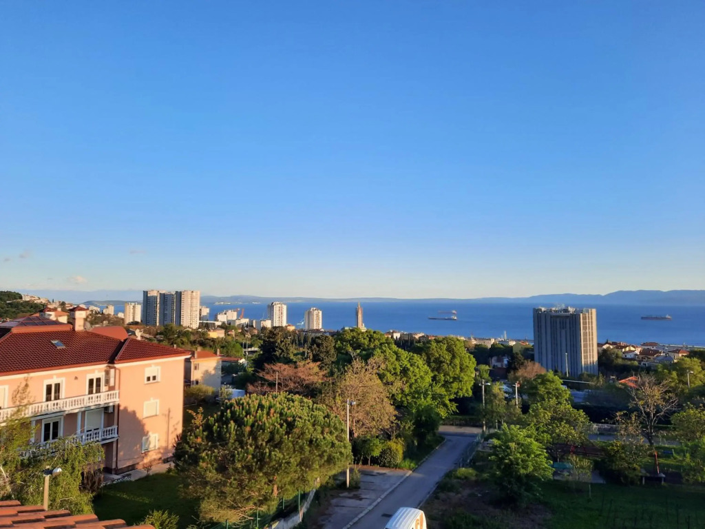 Sea view later apartment