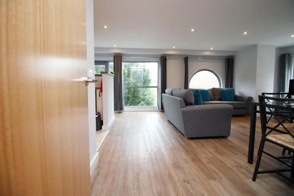 Violet's Corner Luxury Apartment by StayStaycations