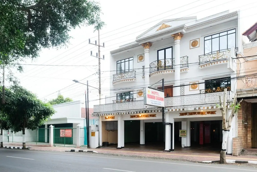 Urbanview Hotel Mawar Sharon near Alun Alun Batu