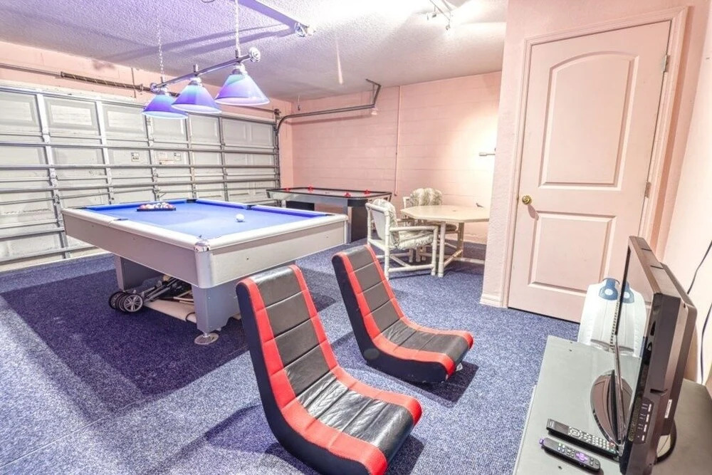 Beautiful Home With Large Bedrooms, Pool Game Room 5 Home by RedAwning