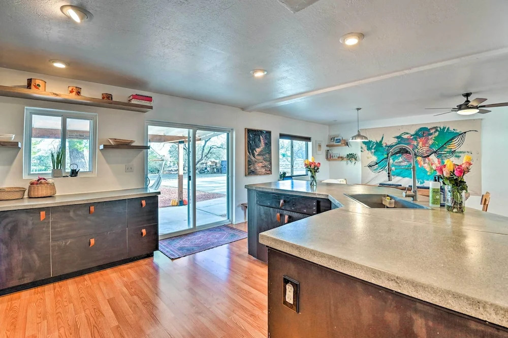 Pet-Friendly Gem w/ Treehouse: 20 Mi to Sedona