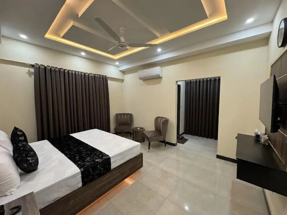 Gold Pine Hotel Lahore